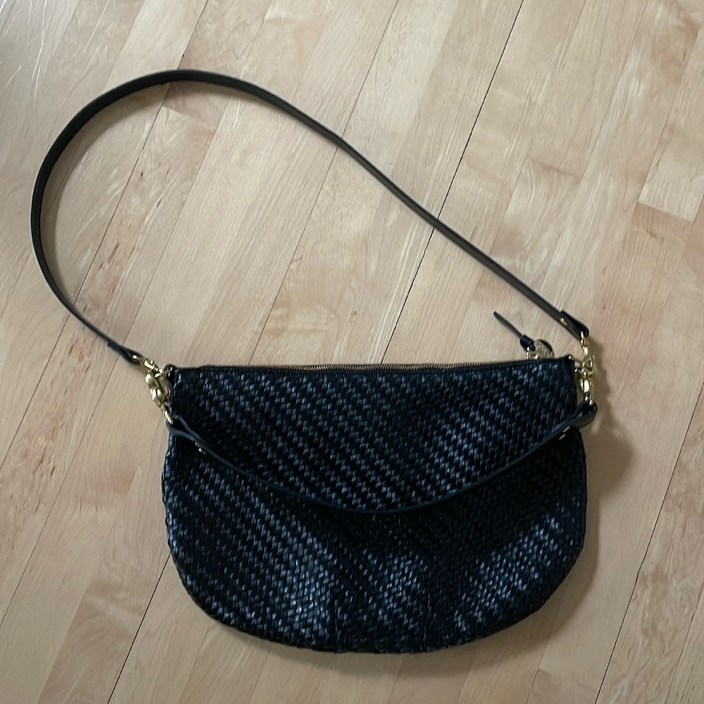 Clare v Moyen messenger